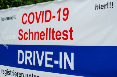 Schleswig, Almanya - 28 Ağustos 2021: COVID-19 Almanya 'da hızlı bir test sürüşü)