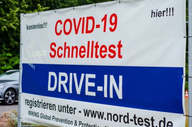 Schleswig, Almanya - 28 Ağustos 2021: COVID-19 Almanya 'da hızlı bir test sürüşü)