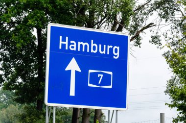 Seevetal, Almanya - 28 Ağustos 2021: Yol işareti Hamburg, Otoban (Autobahn) a7