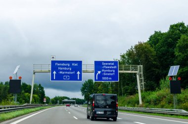 Seevetal, Almanya - 28 Ağustos 2021: Alman Otoyolu üzerindeki trafik (otoban) A7.