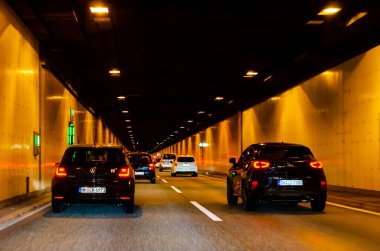 Hamburg, Almanya - 28 Ağustos 2021: Hamburg 'da Bundesautobahn 7 (Otoban, Otoban) otoyol tüneli.