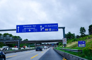Hamburg, Almanya - 28 Ağustos 2021: Hamburg 'da Bundesautobahn 7 (Otoban, Otoban) A7 karayolu trafiği.