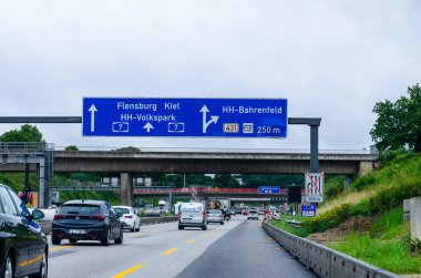Hamburg, Almanya - 28 Ağustos 2021: Hamburg 'da Bundesautobahn 7 (Otoban, Otoban) A7 karayolu trafiği.