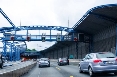 Hamburg, Almanya - 28 Ağustos 2021: Hamburg 'da Bundesautobahn 7 (Otoban, Otoban) otoyol tüneli.