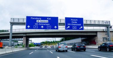 Hamburg, Almanya - 28 Ağustos 2021: Hamburg 'da Bundesautobahn 7 (Otoban, Otoban) A7 karayolu trafiği.