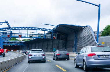 Hamburg, Almanya - 28 Ağustos 2021: Hamburg 'da Bundesautobahn 7 (Otoban, Otoban) otoyol tüneli.