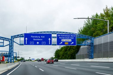 Hamburg, Almanya - 28 Ağustos 2021: Hamburg 'da Bundesautobahn 7 (Otoban, Otoban) A7 karayolu trafiği.