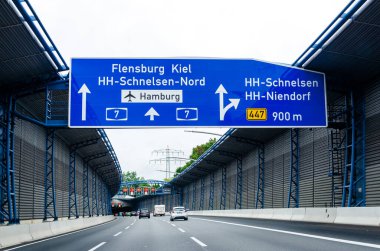 Hamburg, Almanya - 28 Ağustos 2021: Hamburg 'da Bundesautobahn 7 (Otoban, Otoban) otoyol tüneli.