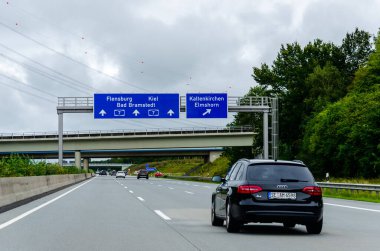 Almanya 'nın kuzeyinde Schleswig-Holstein - 28 Ağustos 2021: Alman Otoyolu üzerinde trafik (otoban) A7.
