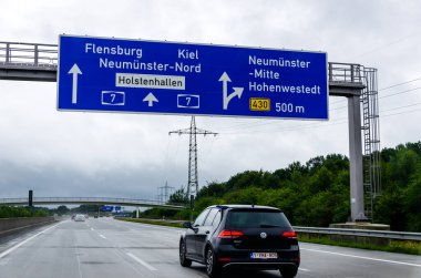 Almanya 'nın kuzeyinde Schleswig-Holstein - 28 Ağustos 2021: Alman Otoyolu üzerinde trafik (otoban) A7.