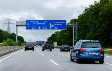 Almanya 'nın kuzeyinde Schleswig-Holstein - 28 Ağustos 2021: Alman Otoyolu üzerinde trafik (otoban) A7.