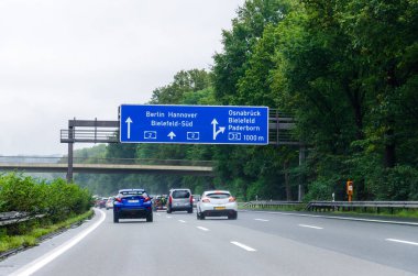 Kuzey Ren-Vestfalya, Almanya - 28 Ağustos 2021: Alman Otoyolu üzerindeki trafik (Autobahn, Bundesautobahn) A2.