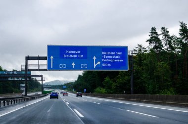 Kuzey Ren-Vestfalya, Almanya - 28 Ağustos 2021: Alman Otoyolu üzerindeki trafik (Autobahn, Bundesautobahn) A2.