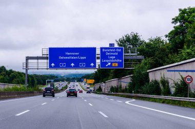 Kuzey Ren-Vestfalya, Almanya - 28 Ağustos 2021: Alman Otoyolu üzerindeki trafik (Autobahn, Bundesautobahn) A2.