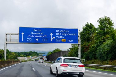 Kuzey Ren-Vestfalya, Almanya - 28 Ağustos 2021: Alman Otoyolu üzerindeki trafik (Autobahn, Bundesautobahn) A2.