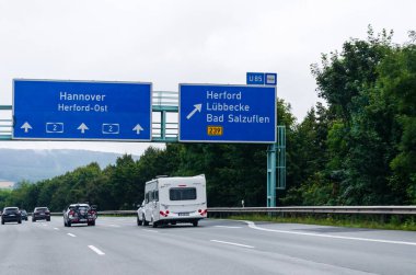 Kuzey Ren-Vestfalya, Almanya - 28 Ağustos 2021: Alman Otoyolu üzerindeki trafik (Autobahn, Bundesautobahn) A2.