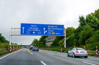 Kuzey Ren-Vestfalya, Almanya - 28 Ağustos 2021: Alman Otoyolu üzerindeki trafik (Autobahn, Bundesautobahn) A2.