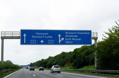 Kuzey Ren-Vestfalya, Almanya - 28 Ağustos 2021: Alman Otoyolu üzerindeki trafik (Autobahn, Bundesautobahn) A2.
