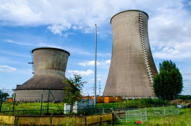 Kullanılmayan kömür santralinin eski soğutma kuleleri