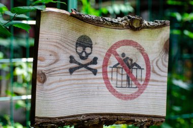 Hayvanat bahçesi tehlike işareti 