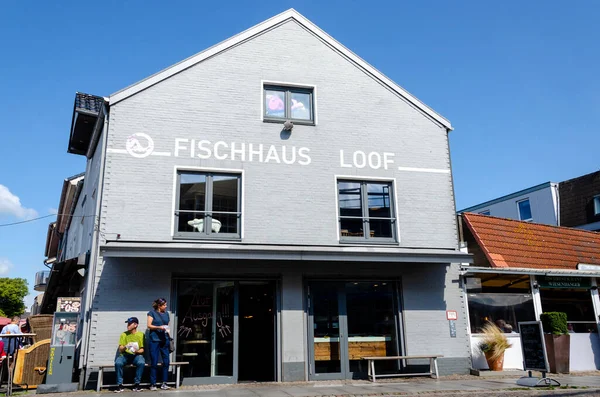 Husum, Almanya - 30 Ağustos 2021: Husum 'daki Fischhaus Loof restoranı