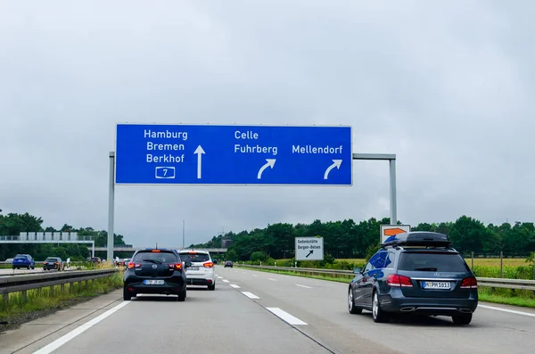 Lower Saxony, Almanya - 28 Ağustos 2021: Alman Otoyolu üzerindeki trafik (otoban) A7.