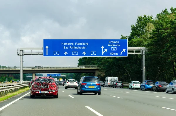Dolna Saksonia Niemcy Sierpnia 2021 Ruch Drogowy Niemieckiej Autostradzie Znakami — Zdjęcie stockowe