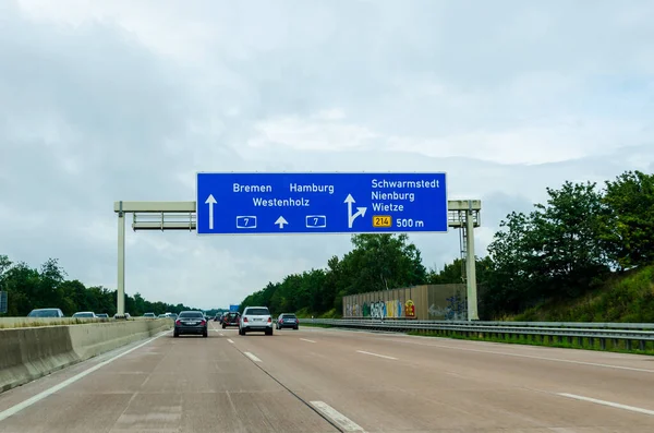 Lower Saxony, Almanya - 28 Ağustos 2021: Alman Otoyolu üzerindeki trafik (otoban) A7.