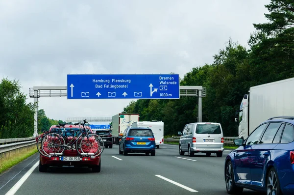 Dolna Saksonia Niemcy Sierpnia 2021 Ruch Drogowy Niemieckiej Autostradzie Znakami — Zdjęcie stockowe