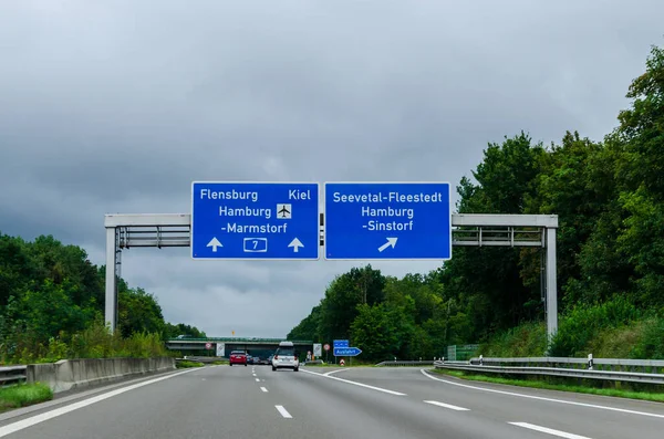 Seevetal Niemcy Sierpnia 2021 Ruch Drogowy Niemieckiej Autostradzie Znakami Drogowymi — Zdjęcie stockowe