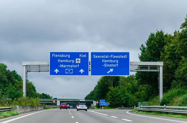 Seevetal, Almanya - 28 Ağustos 2021: Alman Otoyolu üzerindeki trafik (otoban) A7.