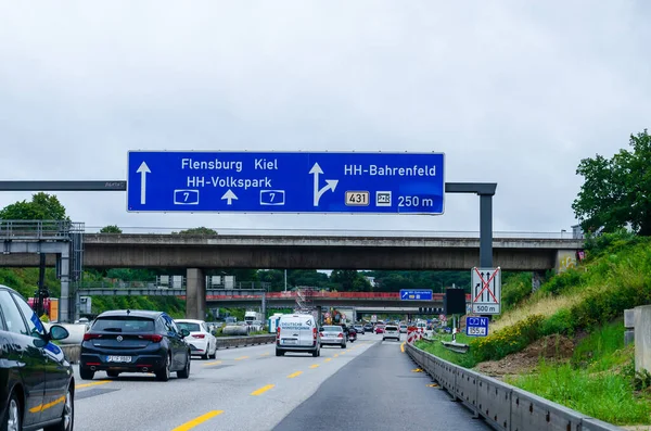 Hamburg, Almanya - 28 Ağustos 2021: Hamburg 'da Bundesautobahn 7 (Otoban, Otoban) A7 karayolu trafiği.