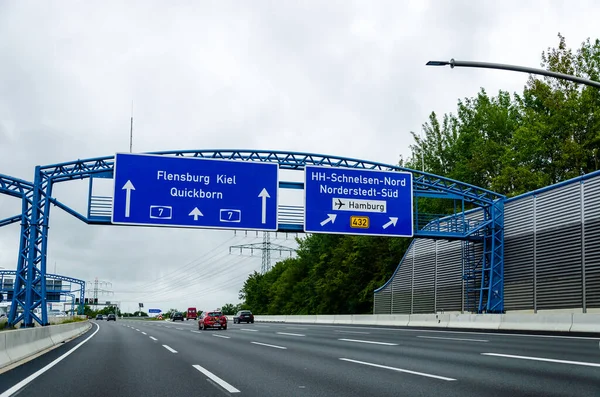 Hamburg, Almanya - 28 Ağustos 2021: Hamburg 'da Bundesautobahn 7 (Otoban, Otoban) A7 karayolu trafiği.