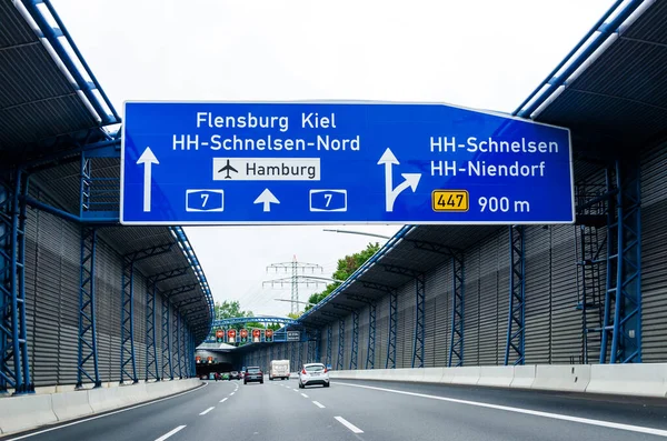Hamburg, Almanya - 28 Ağustos 2021: Hamburg 'da Bundesautobahn 7 (Otoban, Otoban) otoyol tüneli.