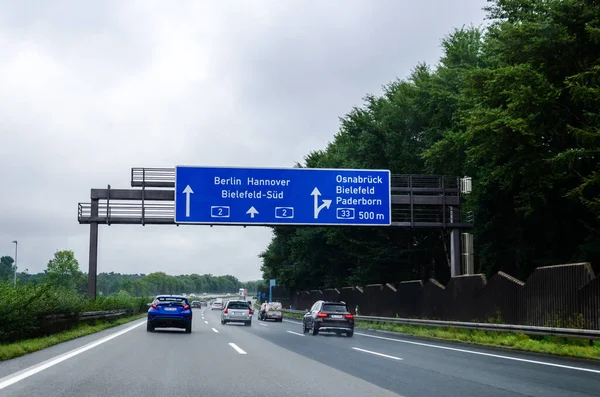 Kuzey Ren-Vestfalya, Almanya - 28 Ağustos 2021: Alman Otoyolu üzerindeki trafik (Autobahn, Bundesautobahn) A2.