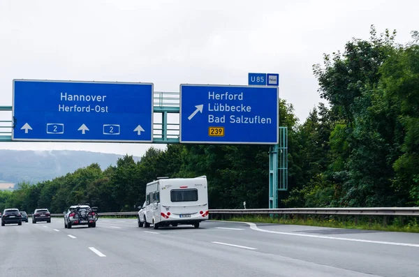 Kuzey Ren-Vestfalya, Almanya - 28 Ağustos 2021: Alman Otoyolu üzerindeki trafik (Autobahn, Bundesautobahn) A2.