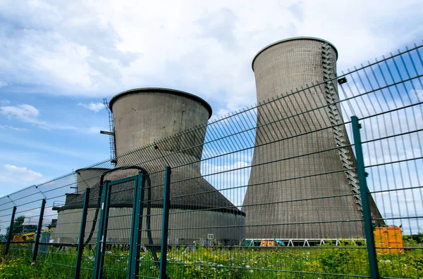 Kullanılmayan kömür santralinin eski soğutma kuleleri