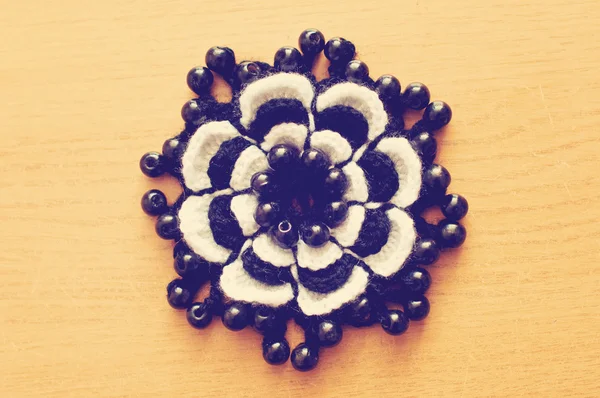 Gehäkelte Blume mit Perlen — Stockfoto
