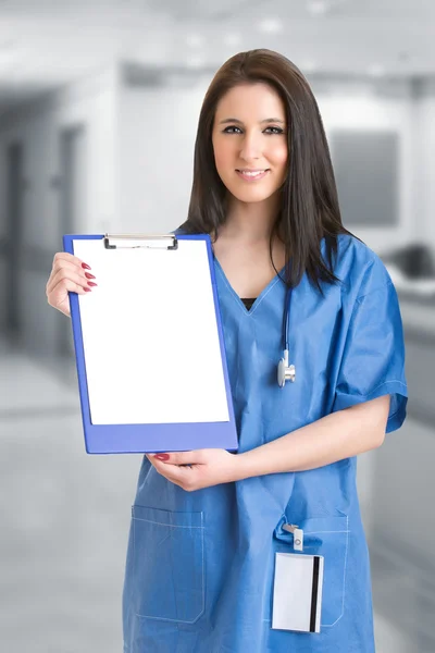 Medico femminile con un pad — Foto Stock