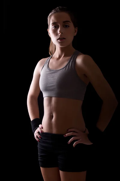 Atleta femenina en la oscuridad —  Fotos de Stock