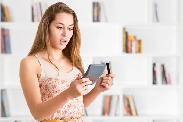 Mujer con una deuda de tarjeta de crédito —  Fotos de Stock