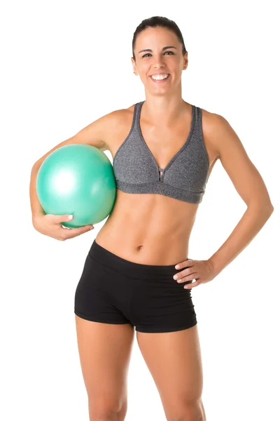 Fit mulher de pé segurando uma bola de Pilates — Fotografia de Stock