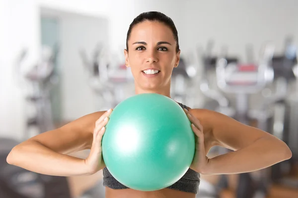Přizpůsobit stojící žena držící míč Pilates — Stock fotografie