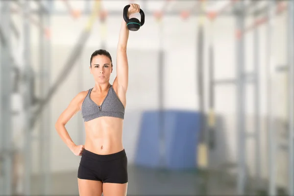 Mulher trabalhando com um Kettlebell — Fotografia de Stock