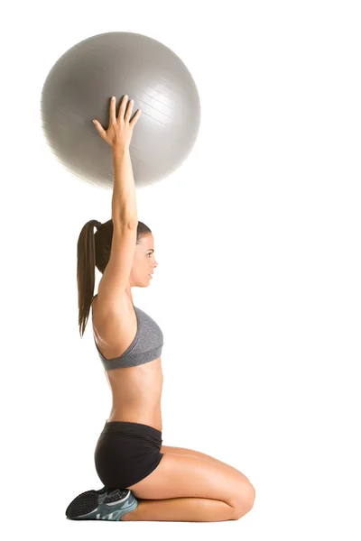 Fit Woman segurando uma bola de pilates — Fotografia de Stock