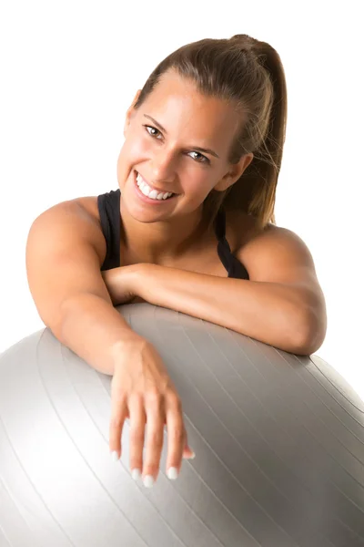 Fit femme tenant un ballon de Pilates — Photo