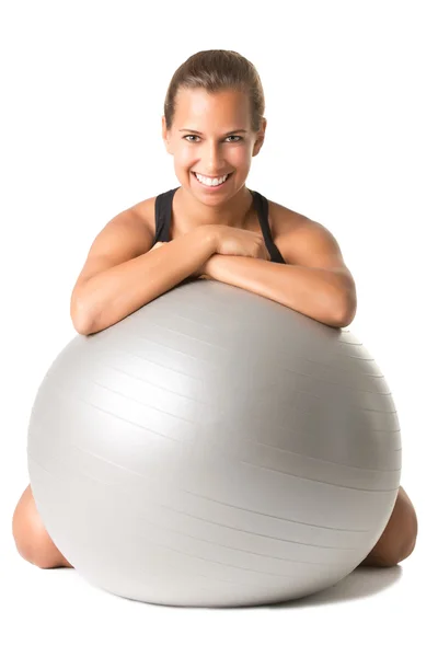 Donna in forma che tiene una palla di pilates — Foto Stock