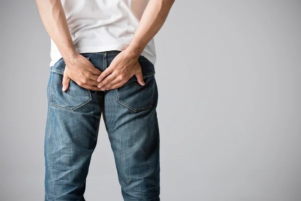 Hombre sosteniendo su trasero con dolor —  Fotos de Stock