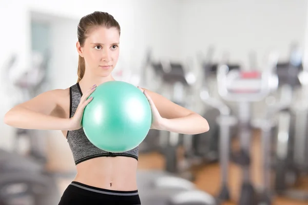 Přizpůsobit stojící žena držící míč Pilates — Stock fotografie