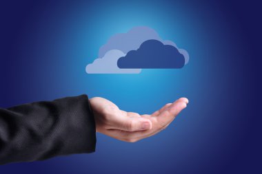 Bulutların üzerinde eller. Cloud Computing kavramı.